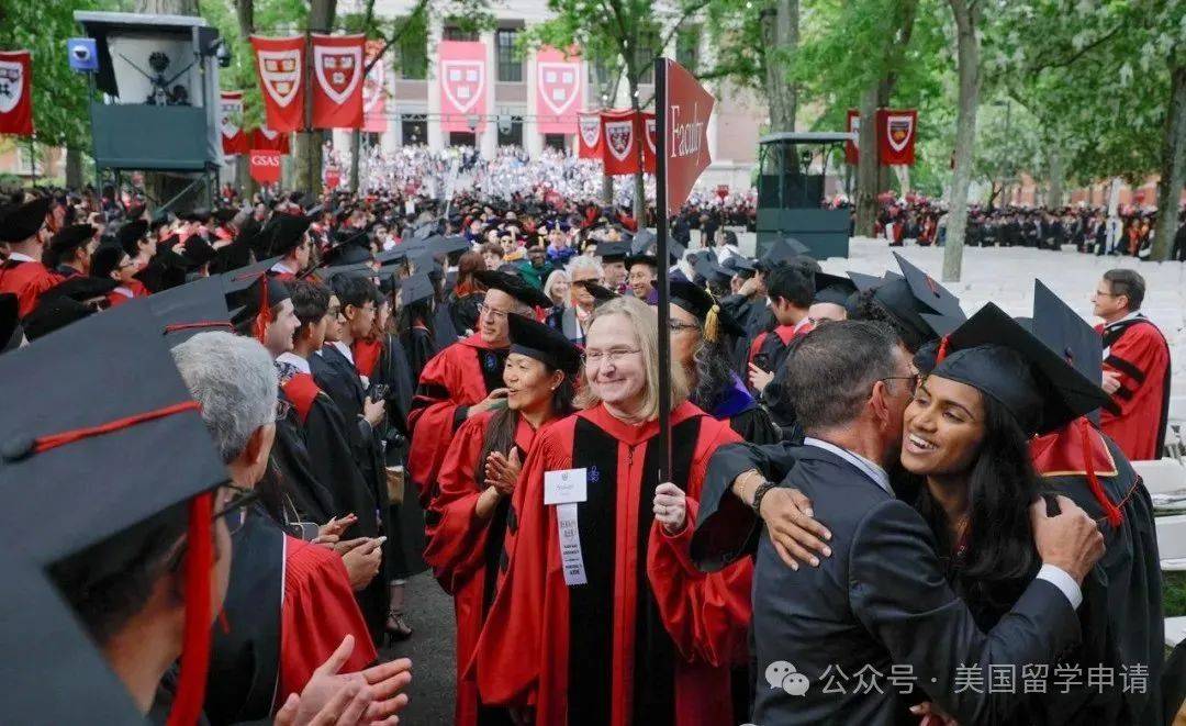 的中国女生蒋雨融来自青岛英高毕业本科就读于杜克凯发app网站震撼全场！史上首位在哈佛毕业演讲(图3)