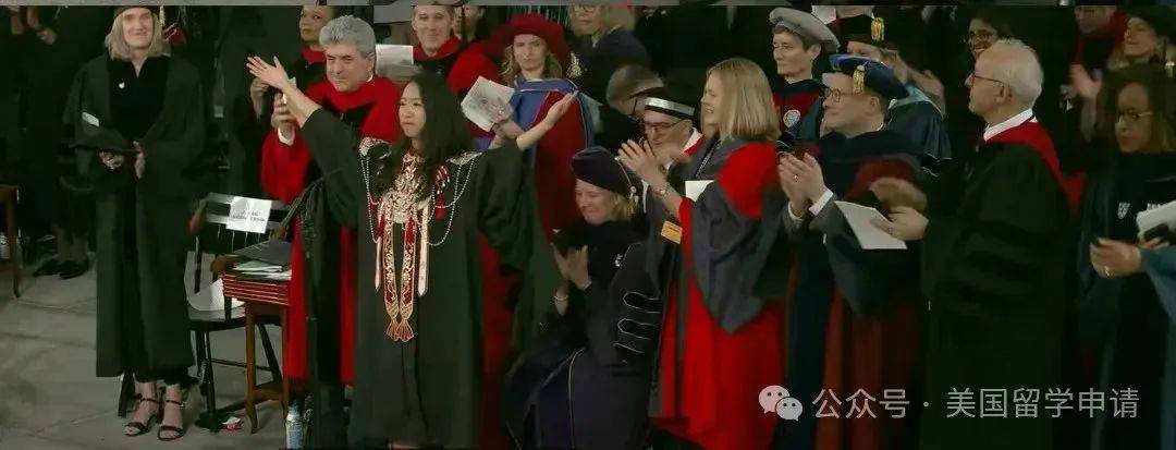 的中国女生蒋雨融来自青岛英高毕业本科就读于杜克凯发app网站震撼全场！史上首位在哈佛毕业演讲(图4)